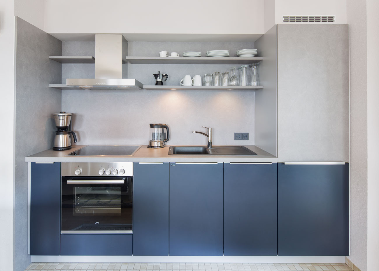 Wohnung gemütlich küche blau beton regale ablage