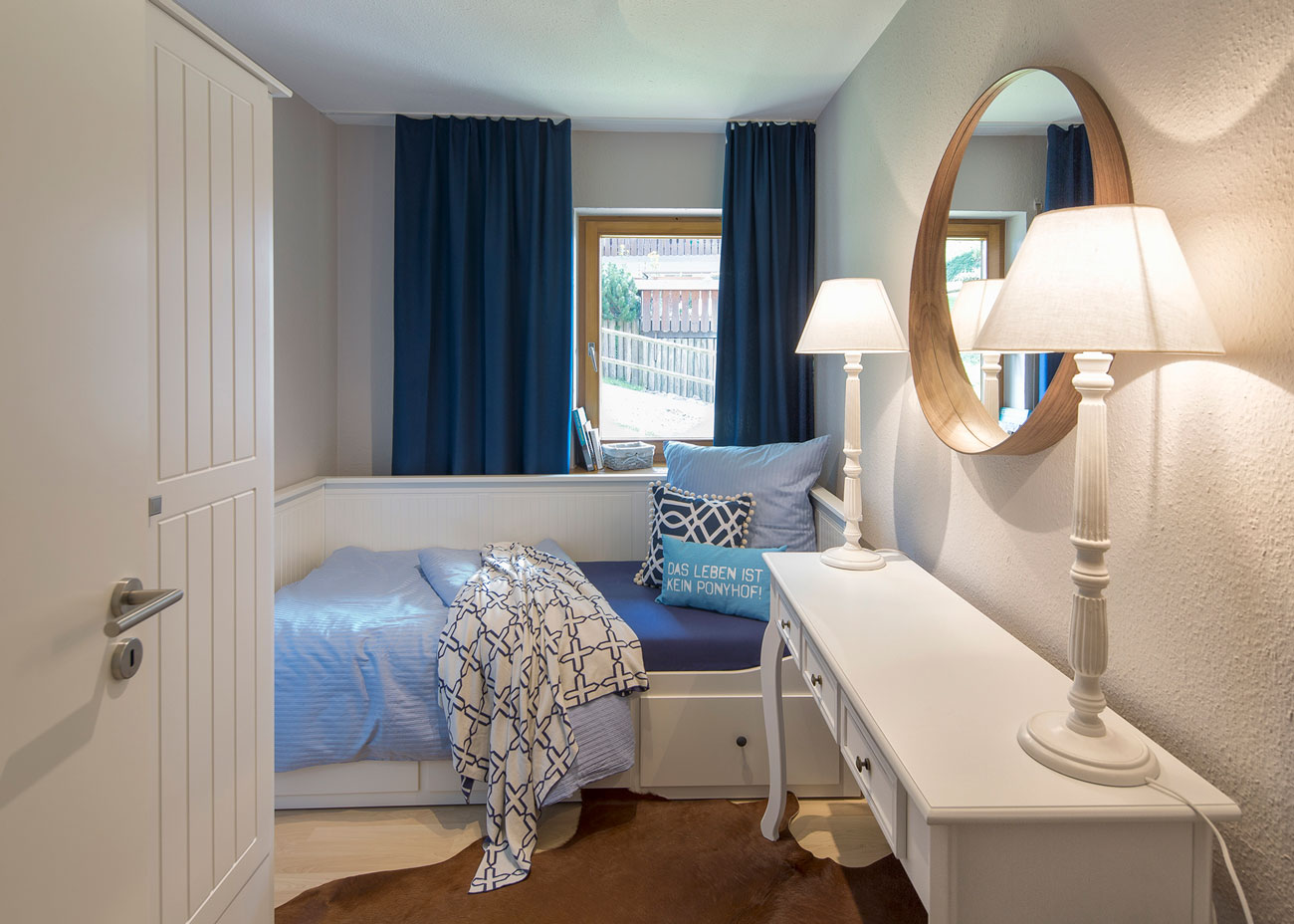 Wohnung gemütlich einrichten schlafzimmer blau weiss taupe bett vorhang blau tischleuchten konsole