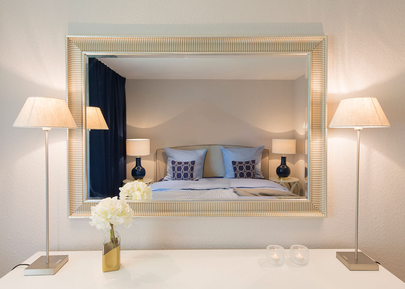 Wohnung gemütlich einrichten schlafzimmer taupe bett blau weiss leuchten spiegel vorhänge