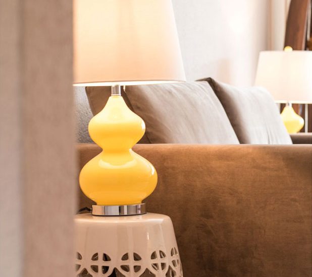 appartment einrichten couch tischleuchten gelb kermatik tisch