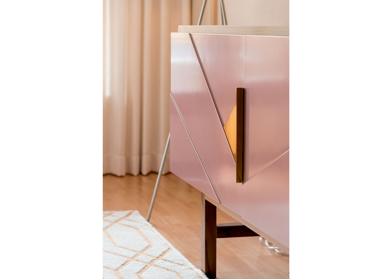 appartment einrichten sideboard rosa goldener griff teppich vorhang beieg