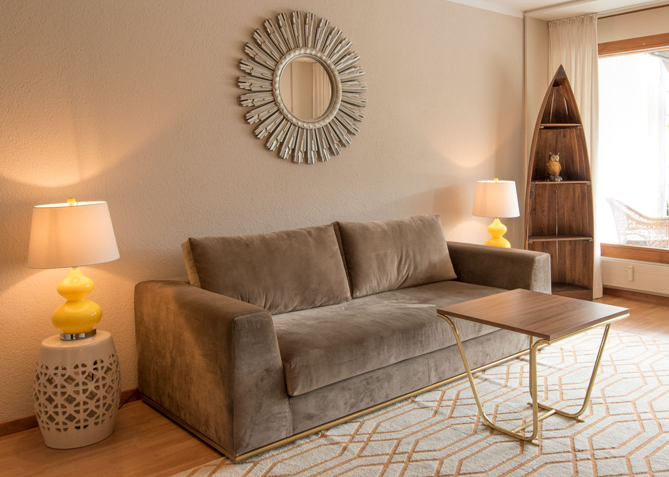 appartment einrichten wohnzimmer holztisch couch taupe samt leuchten gelb spiegel