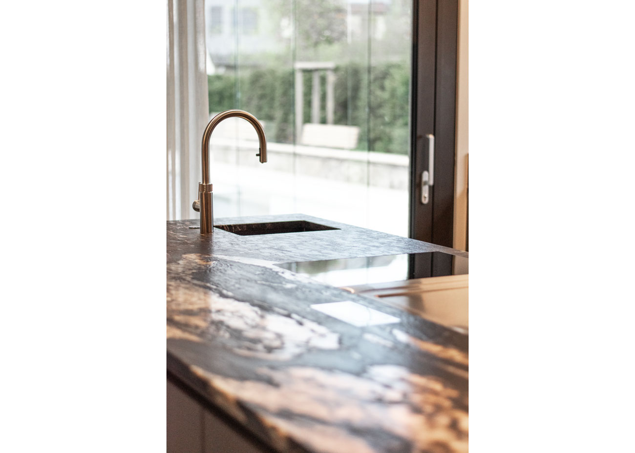 haus einrichten Küche glasfronten natursteinplatte waschbecken