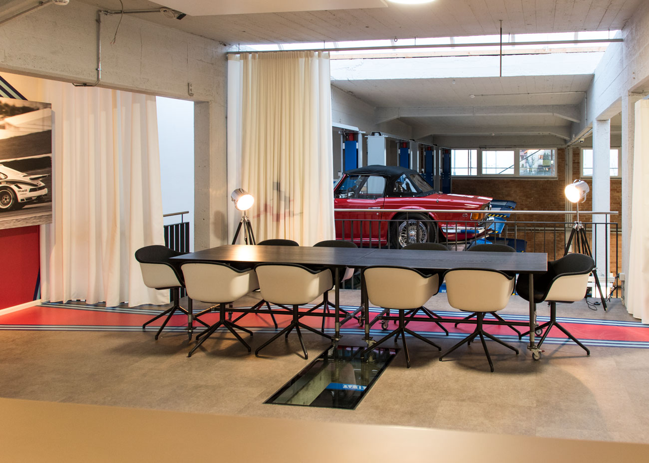 Showroom Konzept lounge vorhänge konferenztisch auto strahler streifen