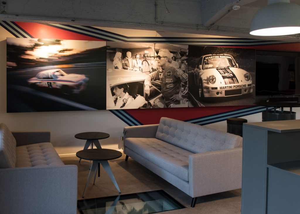 Showroom Konzept lounge couch rennfahrer fotos streifen wand