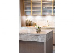 Ausstellungskonzept Showroom einrichten Küchendesign Küchengestaltung Küche mit Gold und Messing Kücheninsel Moderne Küche