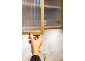 Ausstellungskonzept Showroom einrichten Küchendesign Küchengestaltung Küche mit Gold und Messing Kücheninsel Moderne Küche Einbauschrank Küche Griffe Messing Küche Glasfronten Messingdetail