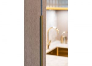 Ausstellungskonzept Showroom einrichten Küchendesign Küchengestaltung Küche mit Gold und Messing Kücheninsel Moderne Küche Einbauschrank Küche Griffe Messing Küche