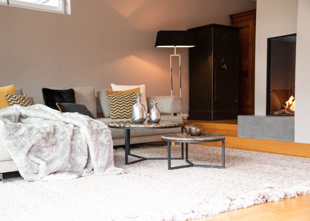 haus renovieren ideen wohnzimmer couch kissen vkamin leuchte teppich taupe