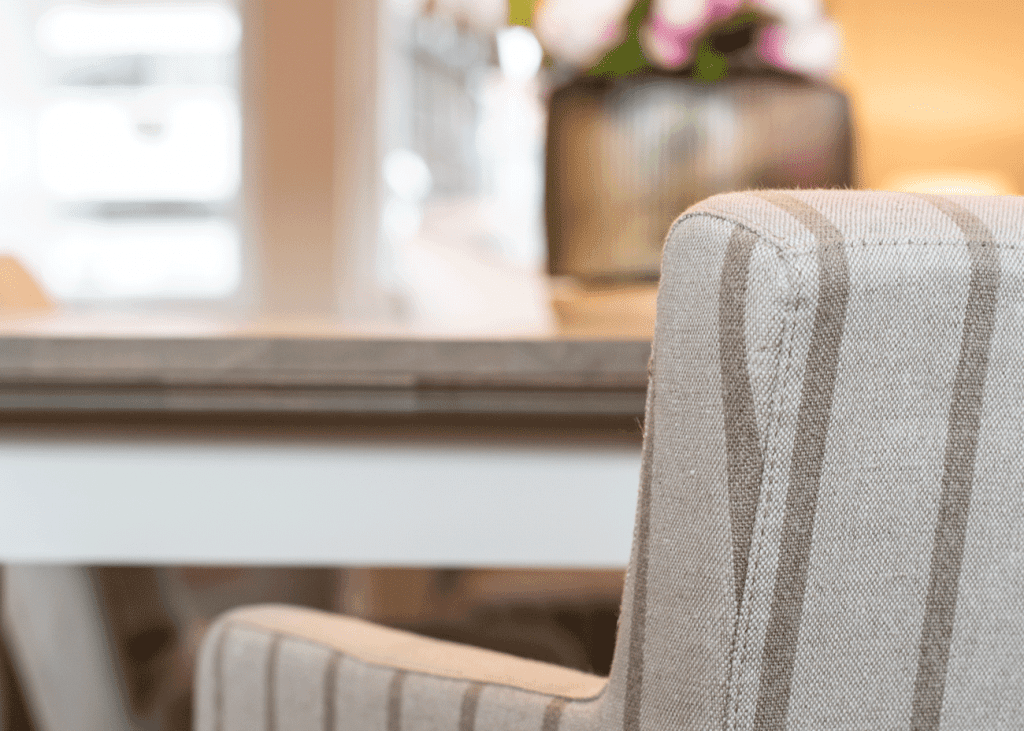 Wohnungseinrichtung planen Ferienapartment einrichten Inneneinrichtung für Loft Streifensessel Sessel mit Armlehnen Essstuhl mit Lehne Streifensessel