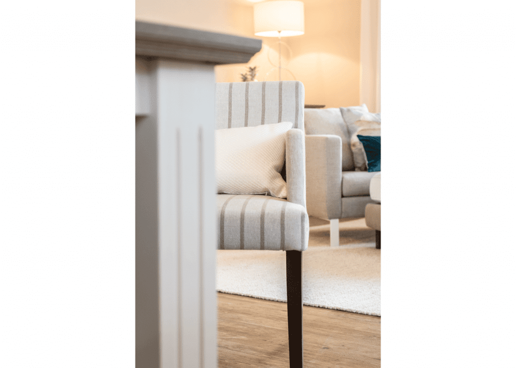Wohnungseinrichtung planen Ferienapartment einrichten Inneneinrichtung für Loft Sessel Streifensessel Tischleuchte Holztisch