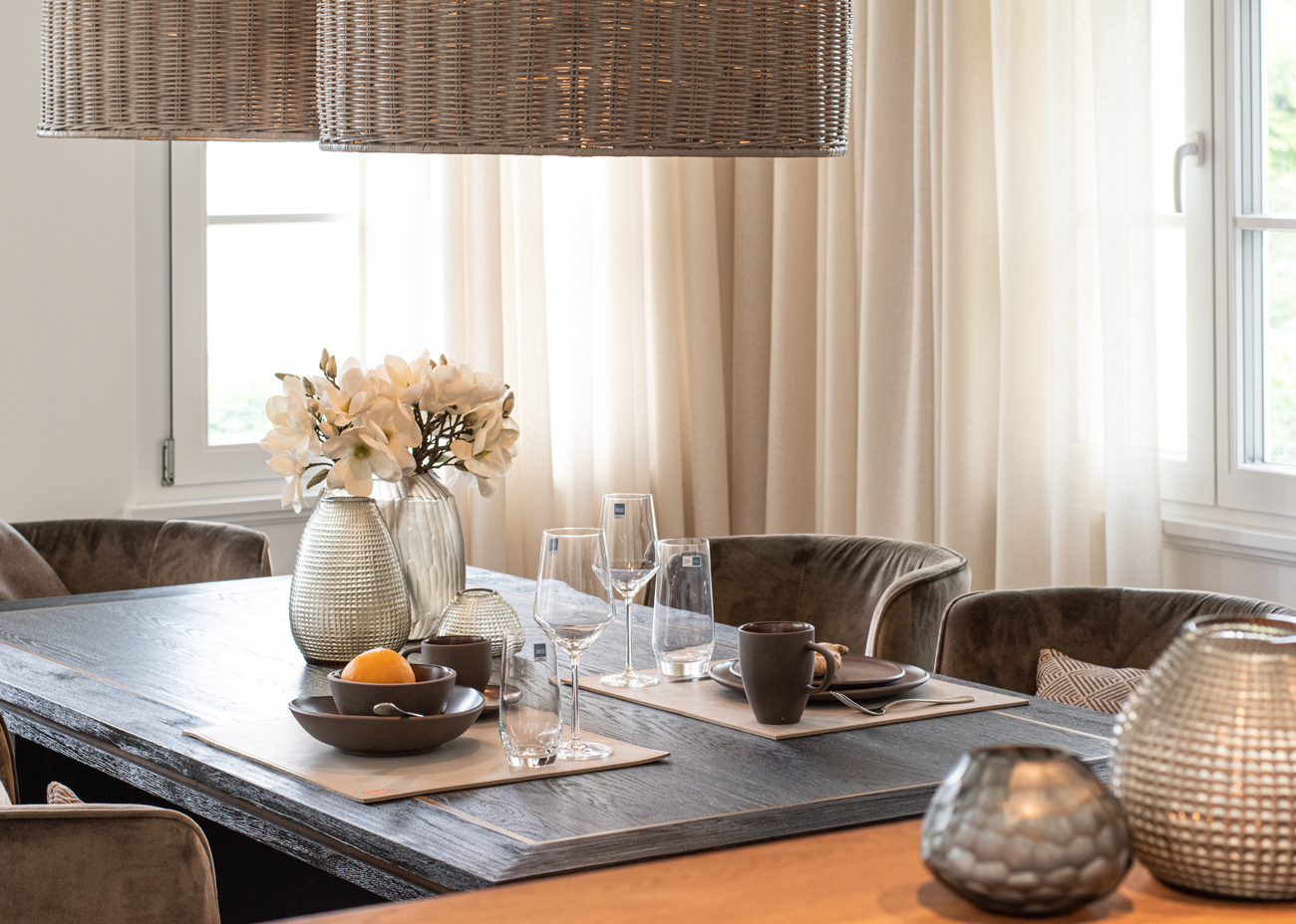 Einrichtungskonzept Esszimmer Esszimmer Tischgedeck Blumendekoration Guaxs Vase dunkler Esstisch Inneneinrichtung Ideen Einrichtungsideen Kundenprojekt Einrichtungskonzept Interior Design Räume planen
