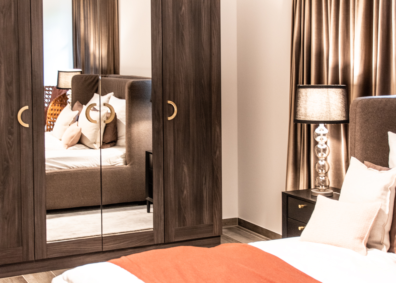 Einrichtungskonzept Schlafzimmer Schlafzimmer Tischleuchte schwarzes Nachtkästchen Inneneinrichtung Ideen Einrichtungsideen Kundenprojekt Einrichtungskonzept Interior Design Räume planen