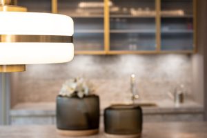 Showroom Einrichtungskonzept Küche Vasen Leuchte Hängeleuchte