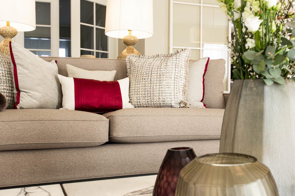 Farbkonzept Wohnzimmer beige Couch mit Kissen rot