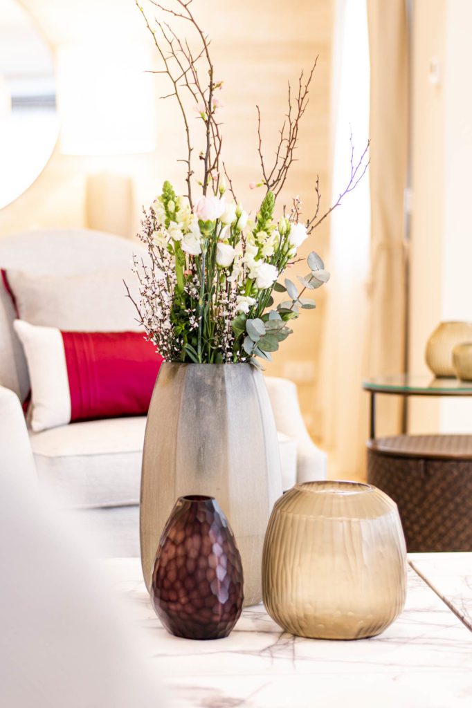 Farbkonzept Wohnzimmer Couch und Dekoration Vasen Kissen
