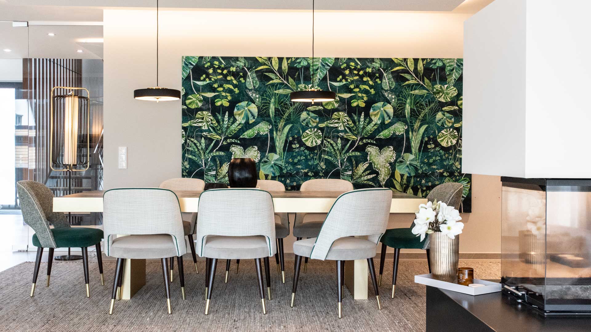 Interior Design esszimmer tisch stuhle pendelleuchten wandbild tropisches muster